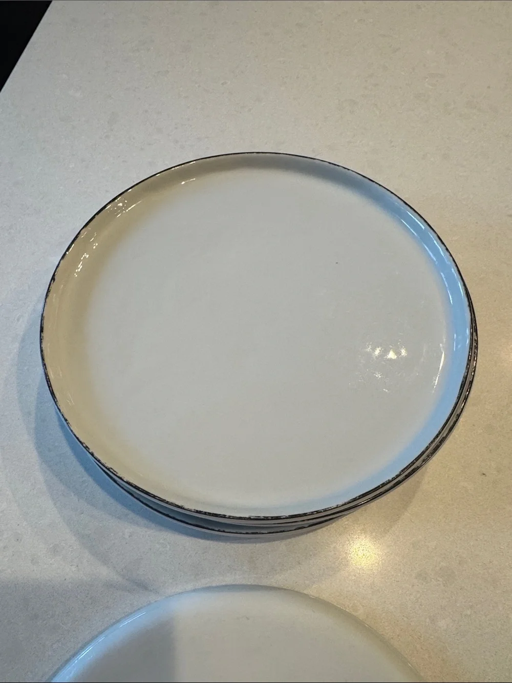 Crate&Barrel mercer salad Plate with Distressed Black Rim. 6 in set